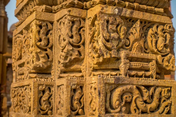 デリー、インド - 2017 年 9 月 25 日: は、クトゥブ デリー、インドで複雑で装飾的な彫刻の細部のクローズ アップ — ストック写真