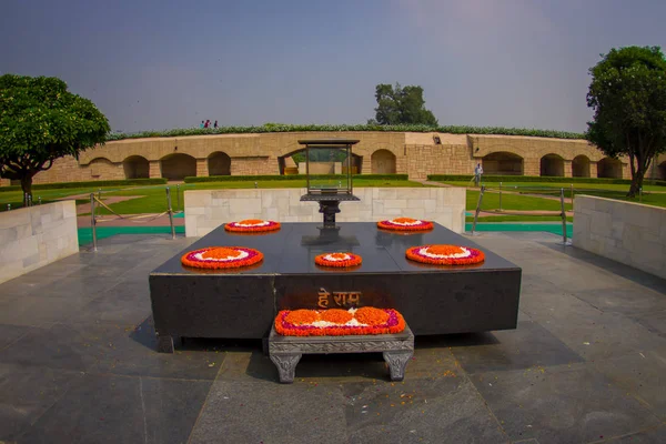 Delhi, India - September 25 2017: Mooie graf in Rajghat, New Delhi als memorial op Mahatma Gandhis lichaam crematie plaats, met enkele mooie bloemen op het graf in Delhi India — Stockfoto