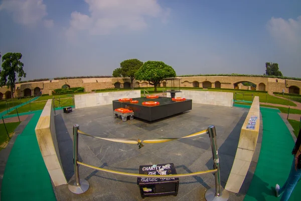 Delhi, indien - 25. september 2017: schönes grab in rajghat, neues delhi als denkmal an der mahatma gandhis leichenverbrennungsstätte, mit einigen schönen blumen über dem grab mit einigen wänden und segurity in — Stockfoto