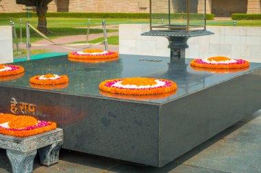 Delhi, Hindistan - 25 Eylül 2017: Rajghat, Mahatma Gandhis vücut kremasyon yerde güzel çiçek Delhi Hindistan bulunan mezar ile anma olarak Yeni Delhi Modern mezarda