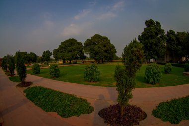 Delhi, Hindistan - 25 Eylül 2017: Bautiful açık görünüm Sawan veya Hayat Baksh Bagh kırmızı kale, Delhi, balık göz etkisi Bhadon Pavyonu