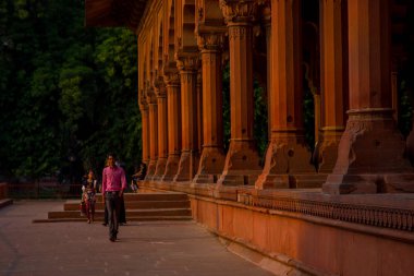 Jaipur, Hindistan - 19 Eylül 2017: Müslüman mimari detay Diwan-i-Am veya Hall seyirci, Delhi, Hindistan kırmızı kale içinde içinde yürüyen kimliği belirsiz adam