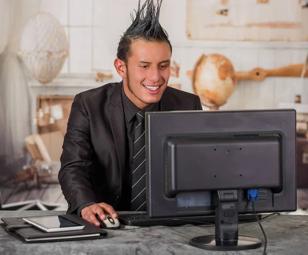 Nahaufnahme eines lächelnden Büropunk-Arbeiters im Anzug mit Wappen, der in einem Computer arbeitet, vor verschwommenem Hintergrund — Stockfoto