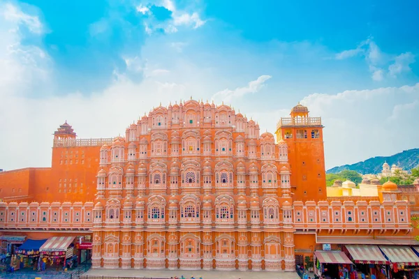 Agra, India - 20 septembrie 2017: Hawa Mahal este o aripă de harem de cinci niveluri a complexului palatului Maharaja din Jaipur, construită din gresie roz sub forma coroanei lui Krishna. — Fotografie, imagine de stoc