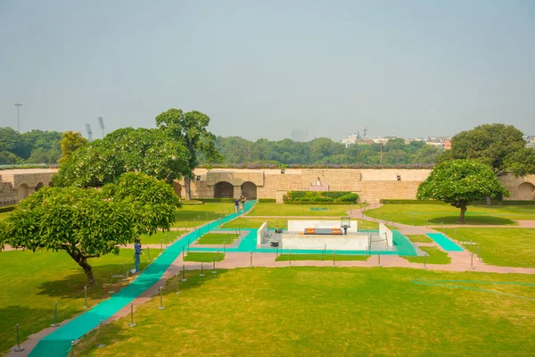 DELHI, INDIA - 25 DE SEPTIEMBRE DE 2017: Vista aérea del parque donde se encuentra el Rajghat, Nueva Delhi como monumento en Mahatma Gandhis lugar de cremación del cuerpo, con tumba en Delhi India, en un hermoso soleado — Foto de Stock