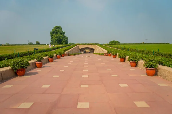Delhi, India - September 25 2017: Schitterend uitzicht op het park waar ligt de Rajghat, New Delhi als memorial op Mahatma Gandhis lichaam crematie plaats, in Delhi India — Stockfoto
