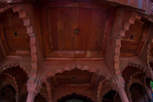 DELHI, INDE - 25 SEPTEMBRE 2017 : Vue intérieure du toit à l'intérieur du Fort Rouge à Delhi, en Inde, Fort a été la résidence de l'empereur moghol pendant près de 200 ans, construit en 1648 par le cinquième Mughal — Photo