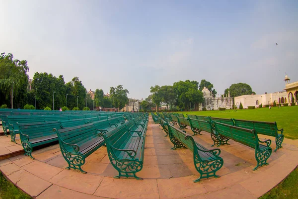 Delhi, India - September 25 2017: Weergave van het park van Rode Fort Complex, met sommige openbare groene stoelen in een rij het complex in India — Stockfoto