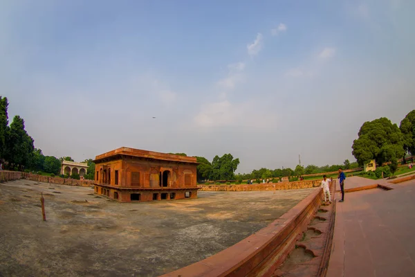 Delhi, India - September 25 2017: Niet-geïdentificeerde mensen nemen foto's van een oud gebouw in het midden van een werf in Rode Fort bij Delhi India — Stockfoto