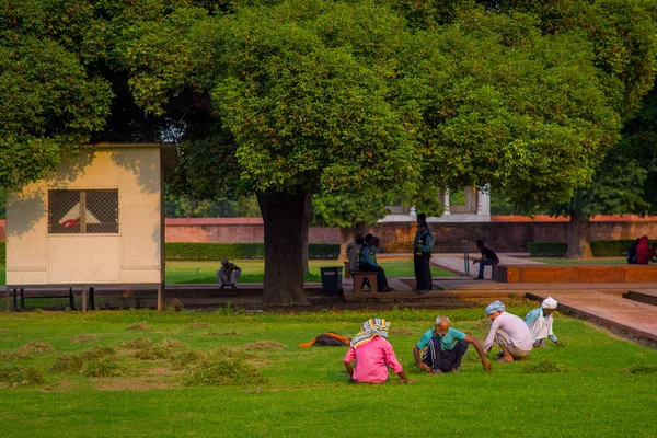 DELHI, INDIA - 25 SETTEMBRE 2017: Persone non identificate sedute nel parco all'aperto a Red Fort a Delhi, in una bella giornata di sole — Foto Stock