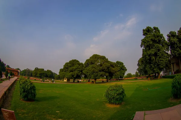 Delhi, India - September 25 2017: Witgeverfde buiten uitzicht op het Sawan of Bhadon paviljoen in Hayat Baksh Bagh van Rode Fort in Delhi, vis ogen effect — Stockfoto