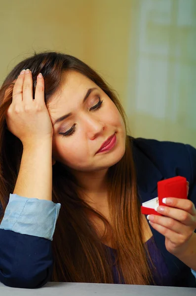 Surprised girl holding jewelry box — Stock Photo, Image