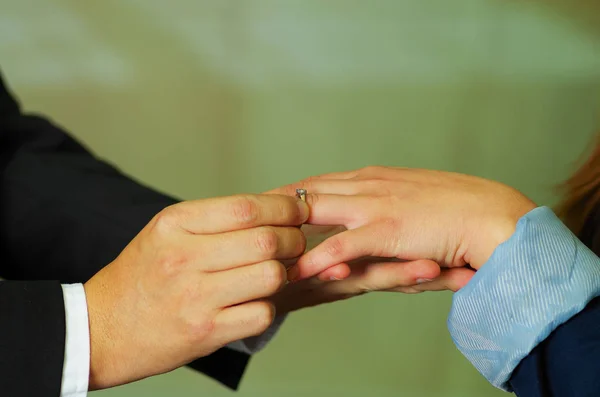 Close up tiro de homem colocando anel em sua mão namorada — Fotografia de Stock