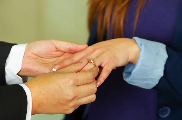 Nahaufnahme eines Mannes, der seiner Freundin Ring an den Finger legt — Stockfoto