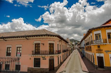 Quito, Ekvator - 10 Eylül 2017: Quito şehir içinde bulunan colonial evlerin güzel manzara