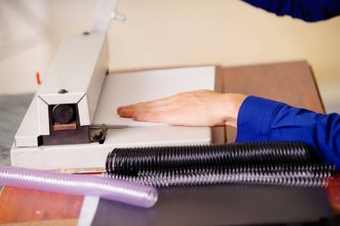 Adam için plastik telli belgelerle bağlama kullanarak cilt üzerine eller