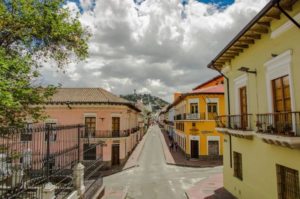 QUITO, ECUADOR - 10 SETTEMBRE 2017: Bella vista sulle case coloniali situate nella città di Quito — Foto Stock