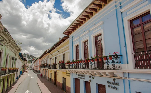 QUITO, ECUADOR - 10 DE SEPTIEMBRE DE 2017: Hermosa vista de casas coloniales con algunas hermosas plantas en el balcón, ubicado en la ciudad de Quito — Foto de Stock