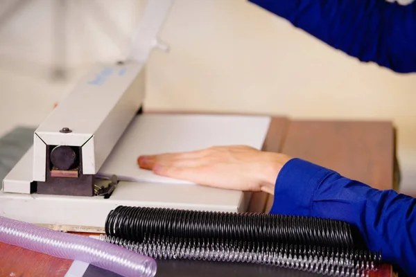 Man overhandigt een binder gebruiken voor bindende documenten met plastic ringband — Stockfoto