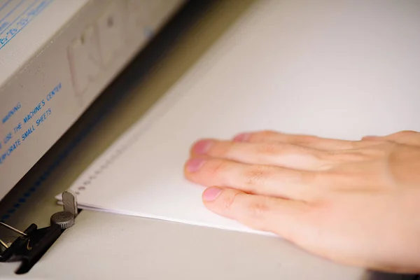 Ciltleme makinesi plastik telli belgelerle bağlama için kullanma — Stok fotoğraf