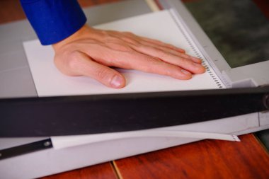 Giyotin, kesme kağıt çalışma Giyotin üzerinde el adamı yakın çekim