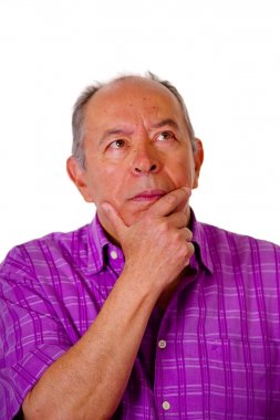 Beyaz bir arka plan mor bir kare t-shirt giyen bir olgun adam, elini onun yanak düşüncesinde portresi