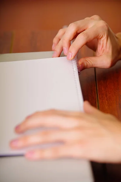 Documentos vinculantes con aglutinante de anillo de plástico mediante el uso de la máquina de encuadernación anillo, enfoque selectivo —  Fotos de Stock