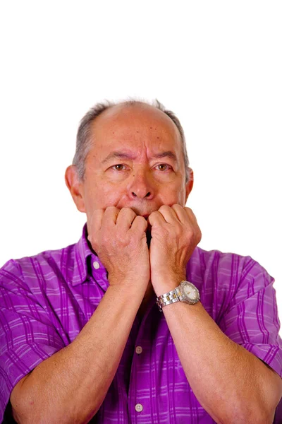 一个紧张成熟的男人，用两只手在他嘴里，穿紫色方形 t 恤在白色背景下的肖像 — 图库照片