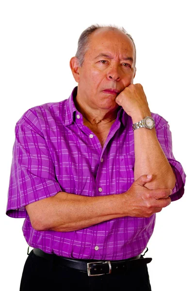Acercamiento de un hombre maduro preocupado, con la mano en la mejilla, llevando una camiseta cuadrada púrpura en un fondo blanco — Foto de Stock