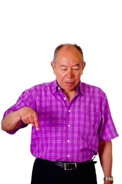 Портрет счастливого старика, показывающего рукой вниз и одетого в фиолетовую квадратную футболку на белом фоне — стоковое фото