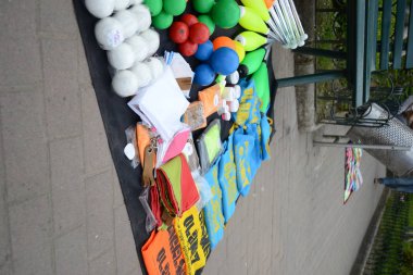 Quito, Ekvator - 28 Ocak 2016: Hokkabazlık aletleri bir parkta kaldırım üzerinde