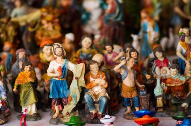 Quito, Ekvator-07 Mayıs, 2017: Kil beyaz bir tablo üzerinde yapılan güzel küçük rakamlar