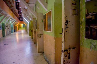 Quito, Ekvator - 23 Kasım 2016: Kapalı görünüm eski sağlam bina terk, hücreleri eski mahkumların ceza Garcia Moreno Quito şehir içinde hapis