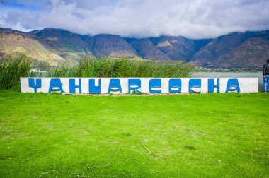 Yahuarcocha göl ve gölün ortasına bir tekneden instalations görünümü görünümü, Ekvador zemin