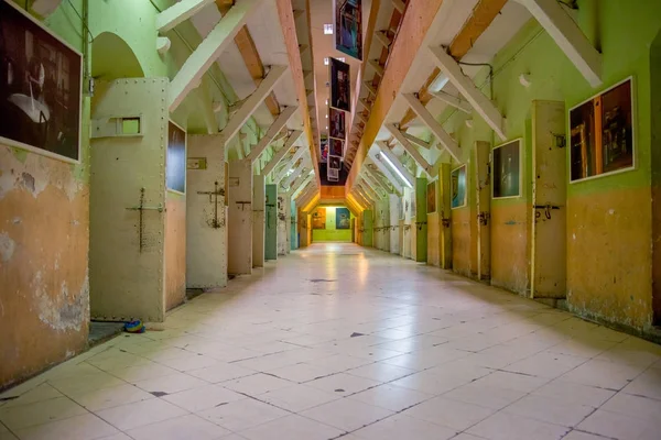 КУИТО, ЭКВАДОР - 23 ноября 2016 года: Внутренний вид на старое ветхое здание, камеры заключенных в старой тюрьме Penal Garcia Moreno в городе Кито — стоковое фото
