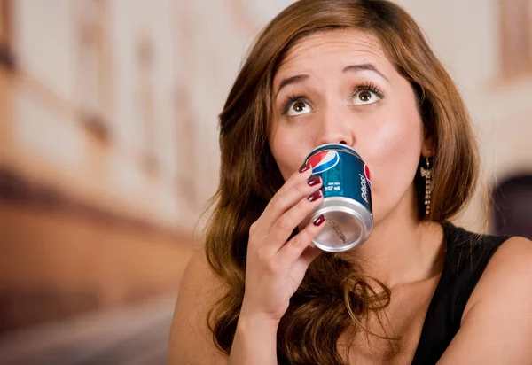 Quito, Équateur Mai, 06, 2017 : Jolie jeune femme buvant un pepsi dans un contexte de ville floue — Photo