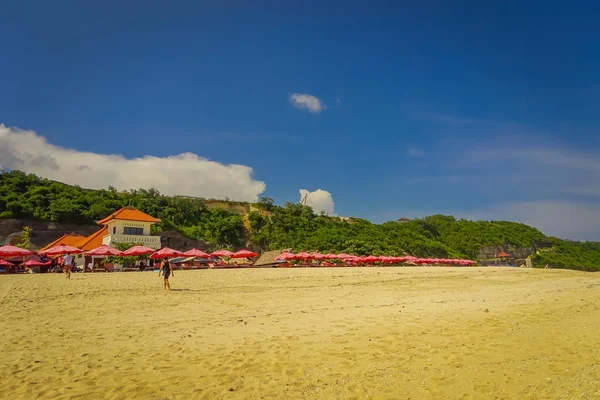 Bali, Indonesië - 11 maart 2017: Mooie zonnige dag met paraplu's in een rij in het strand van Pantai pandawa, in Bali eiland, Indonesië — Stockfoto