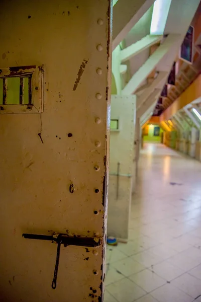 Quito, Ecuador - 23 November 2016: Inomhus Visa gamla övergivna robust dörr, dörr av metall i det gamla fängelset straffrättsliga Garcia Moreno i staden Quito — Stockfoto