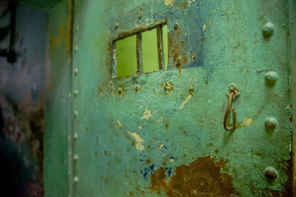 Quito, Ecuador - 23 November 2016: Close-up van oude verroeste metalen deur, in de oude gevangenis strafrechtelijke Garcia Moreno in de stad van Quito — Stockfoto