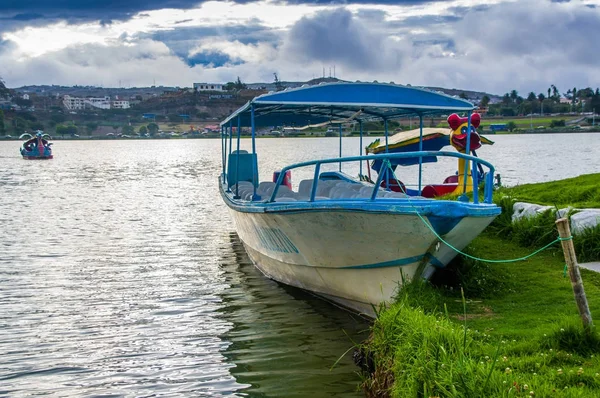 曇りの日に、Imbabura、エクアドル 2017 年 9 月 3 日: 他のアヒルのボートと、Yahuarcocha 湖の国境でボート寄せ木張りの屋外表示駐車 — ストック写真