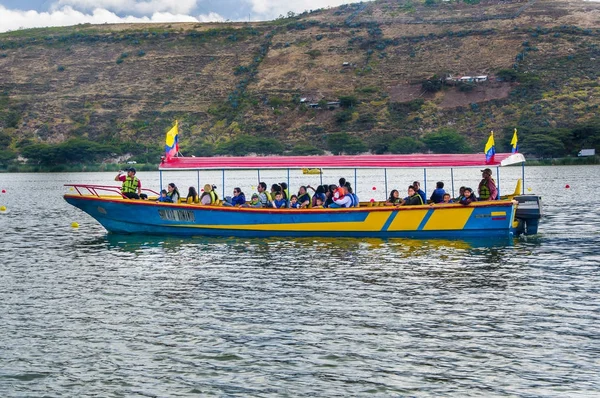 Imbabura, Ecuador, 03 September 2017: Niet-geïdentificeerde mensen in de boot genieten van het Uitzicht van Yahuarcocha lake, vanaf een boot in het midden van het meer — Stockfoto