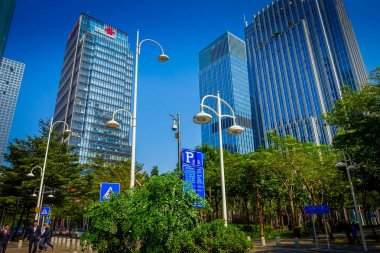 Shenzen, Çin - 29 Ocak, 2017: şehir sokakları ve sorroundings, yeşil ağaçlar kombine binalar, modern mimari, trafik ışık, güzel mix tamamen gökyüzü mavi