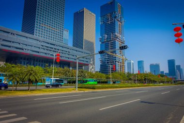 Shenzen, Çin - 29 Ocak, 2017: şehir sokakları ve sorroundings, yeşil ağaçlar kombine binalar, modern mimari, trafik ışık, güzel mix tamamen gökyüzü mavi