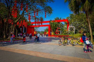 Shenzen, Çin - 29 Ocak, 2017: şehir sokakları sorroundings, geleneksel Çince ve modern mimarisi, güzel mix ile insanlar alışveriş çevresinde, büyük mavi gökyüzü yürüyüş