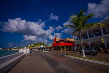 Cozumel, Meksika - 23 Şubat 2017: Güzel tatil beldesi Cozumel bazı doğal binalar, muhteşem mavi okyanus ve gökyüzü