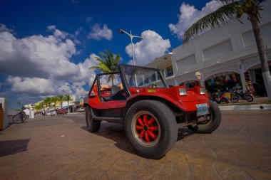 Cozumel, Meksika - 23 Şubat 2017: Renkli kırmızı Jeep Araba, turist convencional arabalar yapabileceğiniz Stoned yollar için çok yararlı güzel Cozumel çevresinde en çekici yerleri ziyaret için kiralamak
