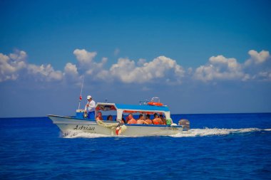 Cozumel, Meksika - 23 Şubat 2017: Cozumel güzel cazibe bazı doğal binalar ve yatlar, muhteşem mavi okyanus ve gökyüzü