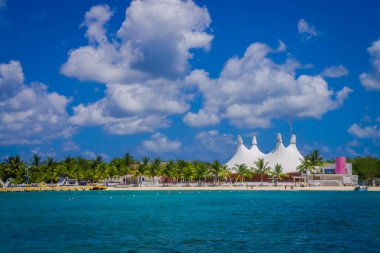 Cozumel güzel tatil beldesi ile bazı doğal binalar ve yatlar, muhteşem mavi okyanus ve gökyüzü