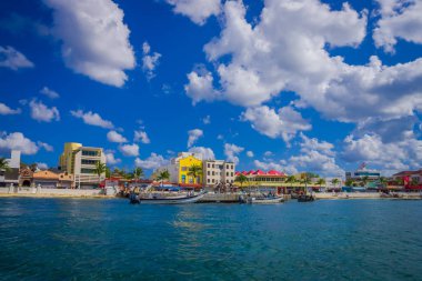 Cozumel, Meksika - 23 Şubat 2017: Güzel bağlantı noktası, Cozumel bazı tekneler ve binaların arkasında