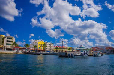 Cozumel, Meksika - 23 Şubat 2017: Güzel bağlantı noktası, Cozumel bazı tekneler ve binaların arkasında